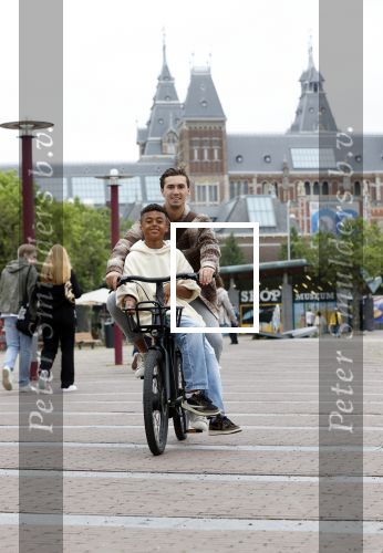 Amsterdam 29 juni 2021
Shane Kluivert en zijn broer Nino Wilkes fietsend op het museumplein