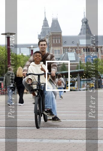 Amsterdam 29 juni 2021
Shane Kluivert en zijn broer Nino Wilkes fietsend op het museumplein