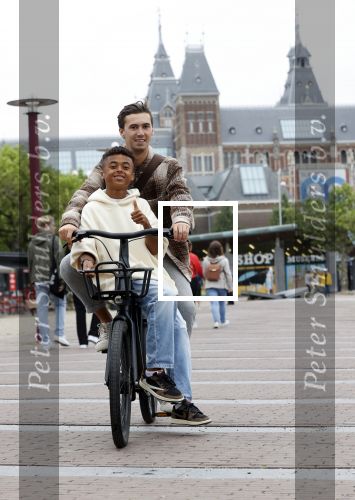 Amsterdam 29 juni 2021
Shane Kluivert en zijn broer Nino Wilkes fietsend op het museumplein