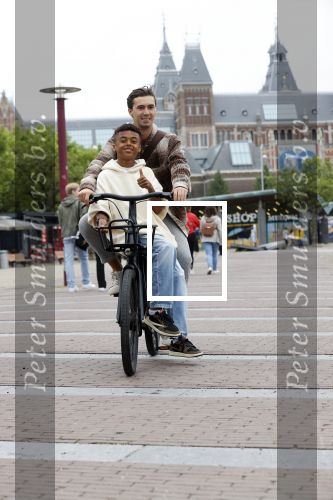 Amsterdam 29 juni 2021
Shane Kluivert en zijn broer Nino Wilkes fietsend op het museumplein