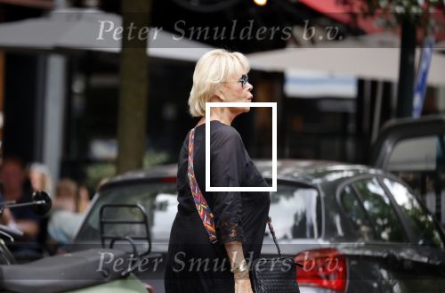Amsterdam 19 juli 2021
Sheila de Vries koopt bloemen in amsterdam zuid