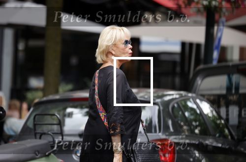 Amsterdam 19 juli 2021
Sheila de Vries koopt bloemen in amsterdam zuid