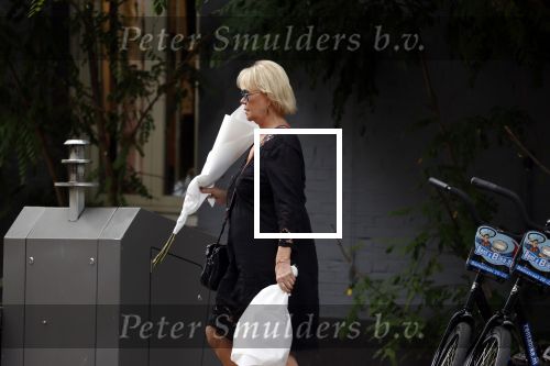 Amsterdam 19 juli 2021
Sheila de Vries koopt bloemen in amsterdam zuid
