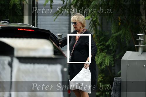 Amsterdam 19 juli 2021
Sheila de Vries koopt bloemen in amsterdam zuid