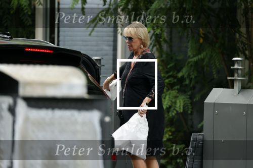Amsterdam 19 juli 2021
Sheila de Vries koopt bloemen in amsterdam zuid