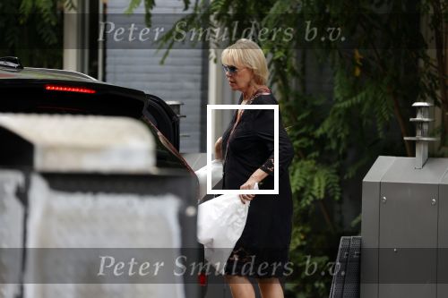 Amsterdam 19 juli 2021
Sheila de Vries koopt bloemen in amsterdam zuid