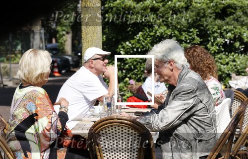 Amsterdam 23 juli 2021
Ad Visser en Sheila de Vries op terras samen in Amsterdam.
