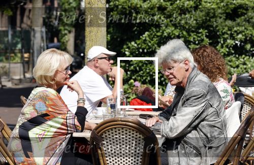 Amsterdam 23 juli 2021
Ad Visser en Sheila de Vries op terras samen in Amsterdam.