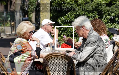 Amsterdam 23 juli 2021
Ad Visser en Sheila de Vries op terras samen in Amsterdam.