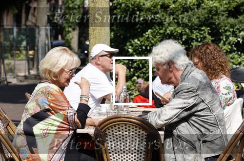 Amsterdam 23 juli 2021
Ad Visser en Sheila de Vries op terras samen in Amsterdam.