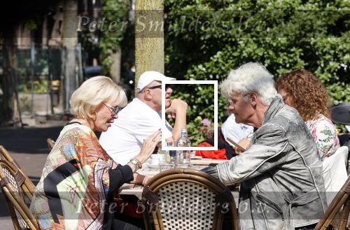 Amsterdam 23 juli 2021
Ad Visser en Sheila de Vries op terras samen in Amsterdam.