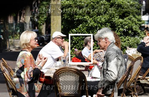 Amsterdam 23 juli 2021
Ad Visser en Sheila de Vries op terras samen in Amsterdam.
