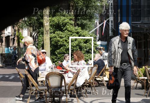 Amsterdam 23 juli 2021
Ad Visser en Sheila de Vries op terras samen in Amsterdam.