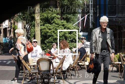 Amsterdam 23 juli 2021
Ad Visser en Sheila de Vries op terras samen in Amsterdam.