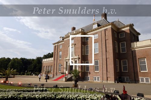 Zeist 8 juli 2021
Bas Nijhuis vraagt zijn vriendin Chantal ten huwelijk. Chantal kwam met een helicopter naar slot Zeist gevlogen. Wolter Kroes zong ze toe.