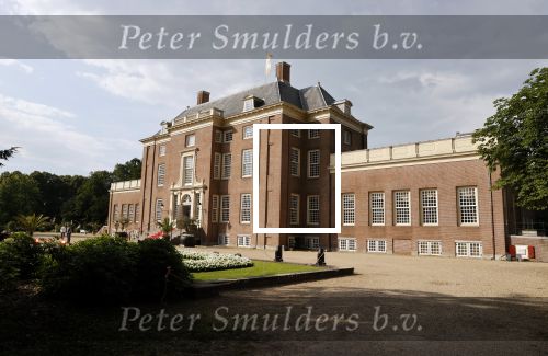 Zeist 8 juli 2021
Bas Nijhuis vraagt zijn vriendin Chantal ten huwelijk. Chantal kwam met een helicopter naar slot Zeist gevlogen. Wolter Kroes zong ze toe.
