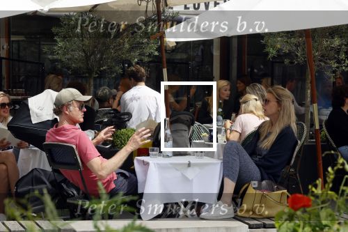 Amsterdam 10 juli 2021
Onno Aerden op terras bij George met zijn vrouw Susan Smit