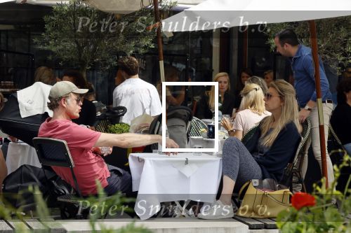 Amsterdam 10 juli 2021
Onno Aerden op terras bij George met zijn vrouw Susan Smit