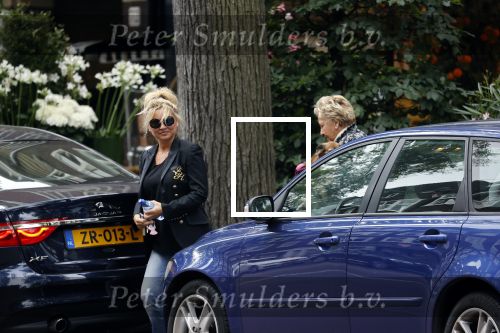 Amsterdam 15 juli 2021
Tatjana en haar moeder vertrekken met hun koffers naar schiphol.