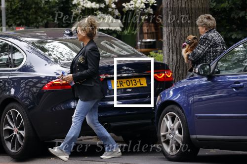 Amsterdam 15 juli 2021
Tatjana en haar moeder vertrekken met hun koffers naar schiphol.