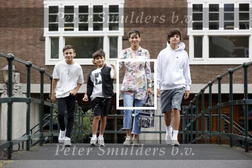 Amsterdam 6 juli 2021
Touriya Haoud met haar zoons in het centrum van Amsterdam.