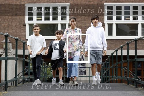 Amsterdam 6 juli 2021
Touriya Haoud met haar zoons in het centrum van Amsterdam.