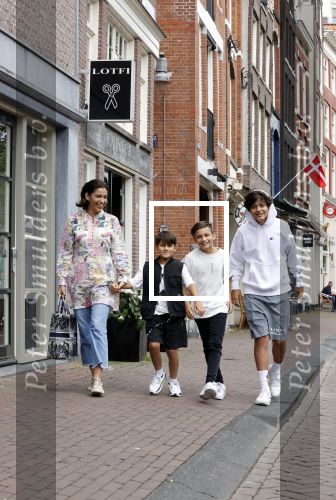 Amsterdam 6 juli 2021
Touriya Haoud met haar zoons in het centrum van Amsterdam.