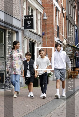 Amsterdam 6 juli 2021
Touriya Haoud met haar zoons in het centrum van Amsterdam.
