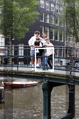 Amsterdam 6 juli 2021
Touriya Haoud met haar zoons in het centrum van Amsterdam.