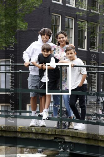 Amsterdam 6 juli 2021
Touriya Haoud met haar zoons in het centrum van Amsterdam.