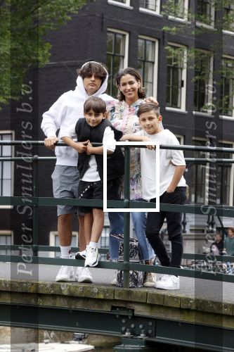 Amsterdam 6 juli 2021
Touriya Haoud met haar zoons in het centrum van Amsterdam.