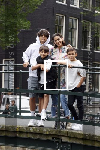 Amsterdam 6 juli 2021
Touriya Haoud met haar zoons in het centrum van Amsterdam.