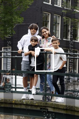 Amsterdam 6 juli 2021
Touriya Haoud met haar zoons in het centrum van Amsterdam.