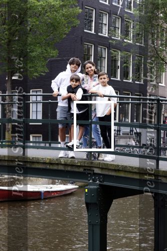 Amsterdam 6 juli 2021
Touriya Haoud met haar zoons in het centrum van Amsterdam.