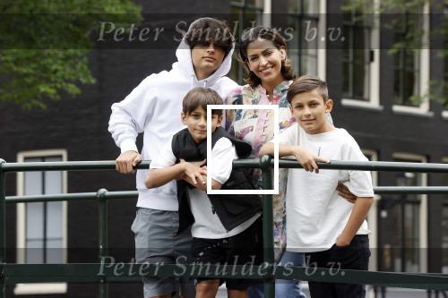 Amsterdam 6 juli 2021
Touriya Haoud met haar zoons in het centrum van Amsterdam.