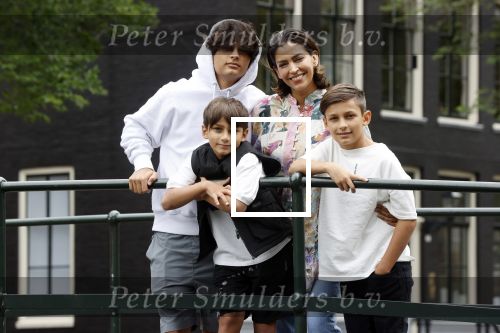 Amsterdam 6 juli 2021
Touriya Haoud met haar zoons in het centrum van Amsterdam.