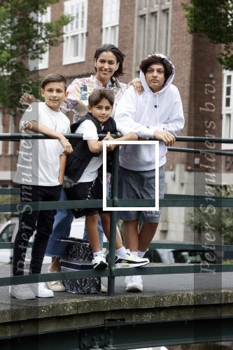 Amsterdam 6 juli 2021
Touriya Haoud met haar zoons in het centrum van Amsterdam.