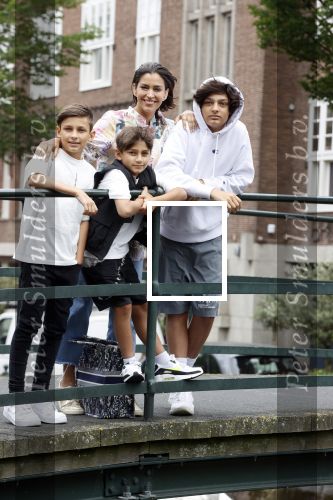 Amsterdam 6 juli 2021
Touriya Haoud met haar zoons in het centrum van Amsterdam.