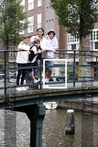 Amsterdam 6 juli 2021
Touriya Haoud met haar zoons in het centrum van Amsterdam.
