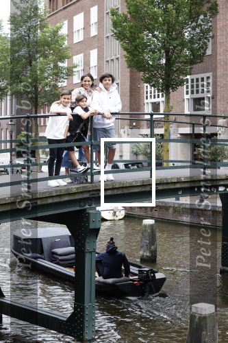 Amsterdam 6 juli 2021
Touriya Haoud met haar zoons in het centrum van Amsterdam.