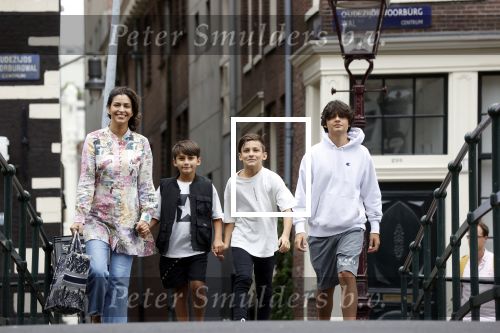 Amsterdam 6 juli 2021
Touriya Haoud met haar zoons in het centrum van Amsterdam.