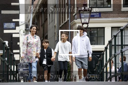 Amsterdam 6 juli 2021
Touriya Haoud met haar zoons in het centrum van Amsterdam.