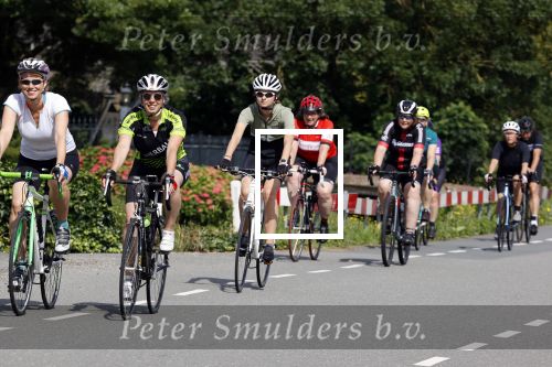 Zevenhuizen 4 juli 2021
Leontien v Moorsel Wendy v Dijk en Anouk Smulders gaan met 500 vrouwen de Amstel Gold race rijden . Vandaag was er een training . Ook Michael Zijlaard en zijn broer Ron reden mee.