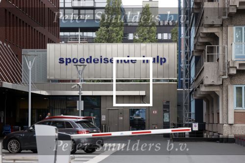 Amsterdam 7 en 10 juli 2021
Op de plek waar Peter R de Vries neergeschoten is leggen mensen bloemen neer.