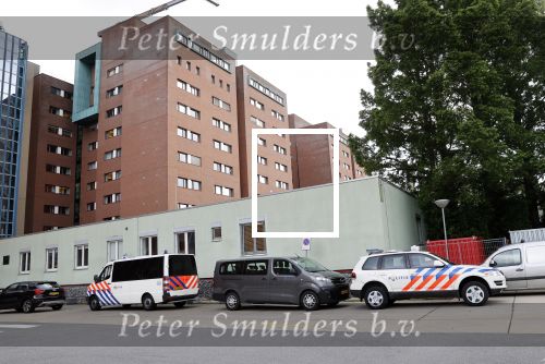 Amsterdam 7 en 10 juli 2021
Op de plek waar Peter R de Vries neergeschoten is leggen mensen bloemen neer.