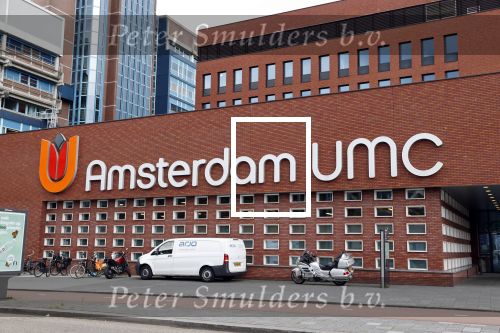 Amsterdam 7 en 10 juli 2021
Op de plek waar Peter R de Vries neergeschoten is leggen mensen bloemen neer.