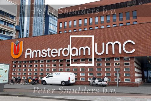 Amsterdam 7 en 10 juli 2021
Op de plek waar Peter R de Vries neergeschoten is leggen mensen bloemen neer.