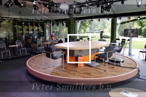 Zeist 8 juli 2021
Bas Nijhuis vraagt zijn vriendin Chantal ten huwelijk. Chantal kwam met een helicopter naar slot Zeist gevlogen. Wolter Kroes zong ze toe. Studio Veronica inside