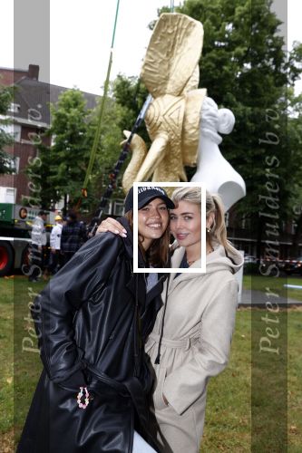 Amsterdam 21 juni 2021
Plaatsen van kunstwerk Joseph Klibansky voor Art Zuid op de apollolaan.
 Zijn vriendin Victoria Waldau alsmede zijn broer schoonzus en ouders zijn ook aanwezig. Victoria en Robin Singels