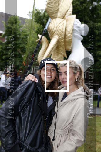 Amsterdam 21 juni 2021
Plaatsen van kunstwerk Joseph Klibansky voor Art Zuid op de apollolaan.
 Zijn vriendin Victoria Waldau alsmede zijn broer schoonzus en ouders zijn ook aanwezig. Victoria en Robin Singels
